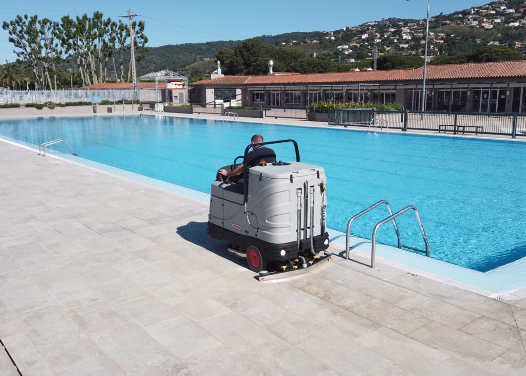 Comac C85 lavasciuga pavimenti per la pulizia delle superfici a bordo piscina di un hotel