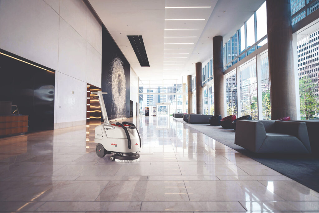 Comac Vispa XL lavasciuga pavimenti compatta che pulisce la hall di un hotel