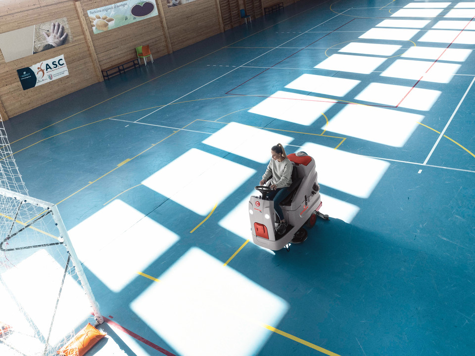 Comac Innova Comfort for cleaning the floor of a school gym