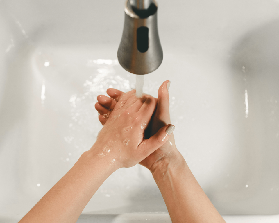 Ragazza che si lava le mani con acqua e sapone