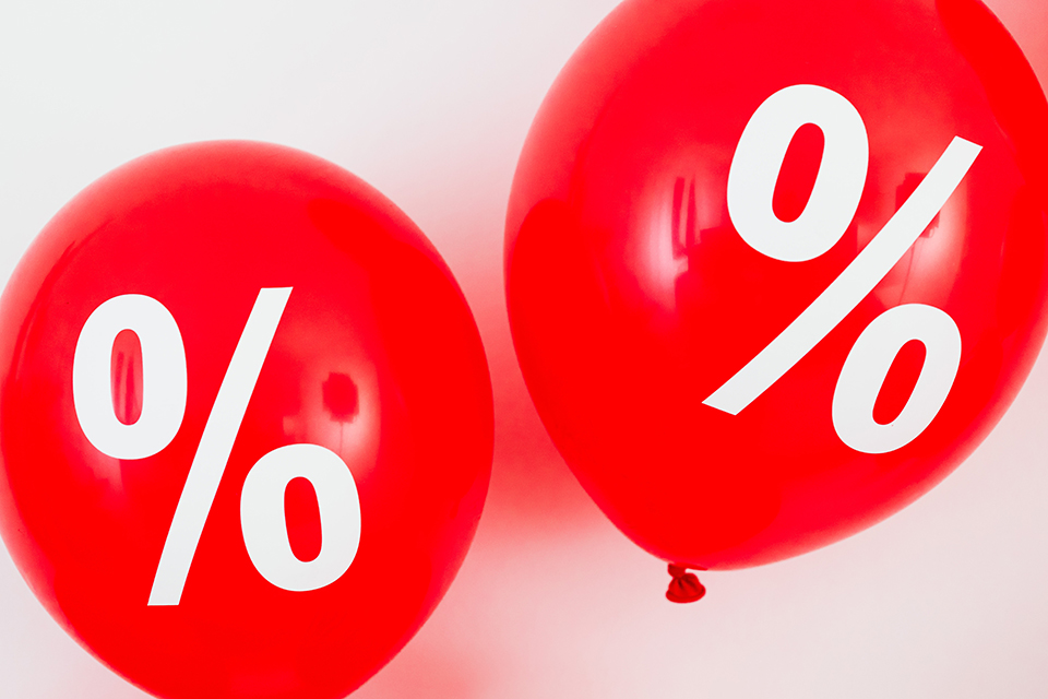 Palloncini con percentuale di sconto per consigliare di non focalizzarsi sul prezzo quando si sceglie una spazzatrice