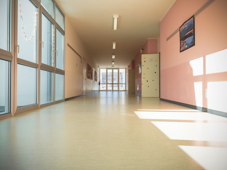 Corridoio scuola con pavimento in PVC
