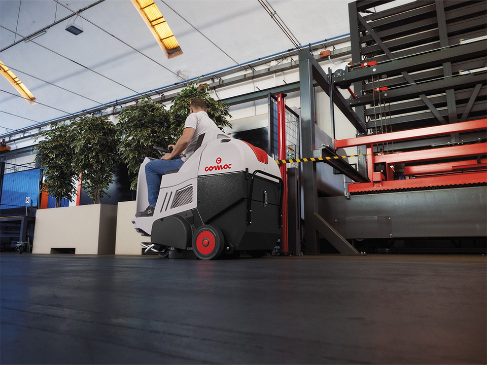 Comac CS700 sweeper for cleaning and sweeping an industrial floor