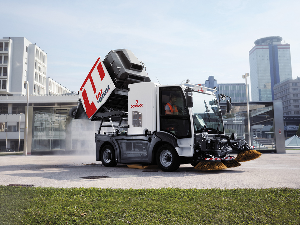 Comac HP4000 street sweeper emptying system