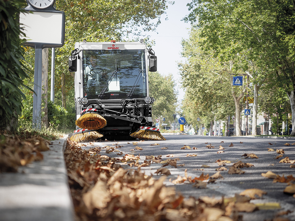 Comac HP4000 street sweeper for cleaning leaves on the road