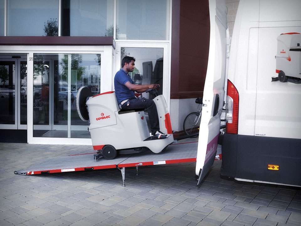 lavasciuga pavimenti che sale una rampa