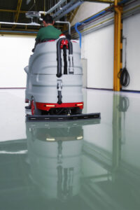 Lavasciuga pavimenti Comac per pulire un pavimento industriale in resina