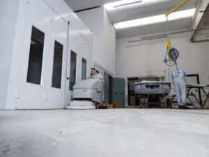 Pulire pavimento di un'officina con lavasciuga pavimenti Comac Omnia