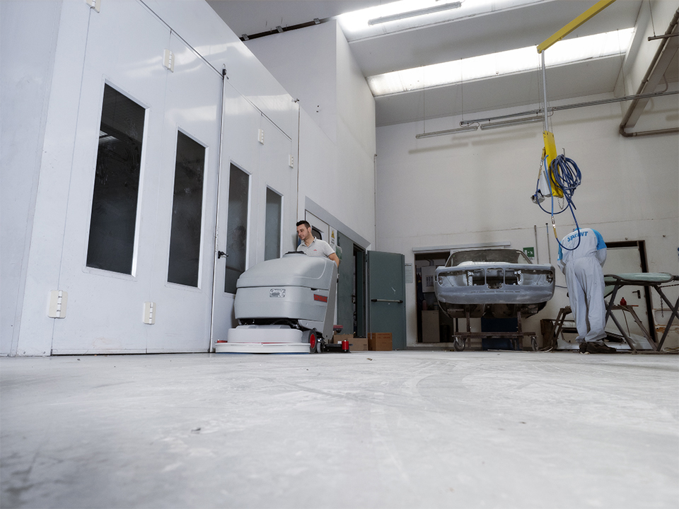 pulizia del pavimento di un'officina meccanica con la lavasciuga pavimenti Comac Omnia