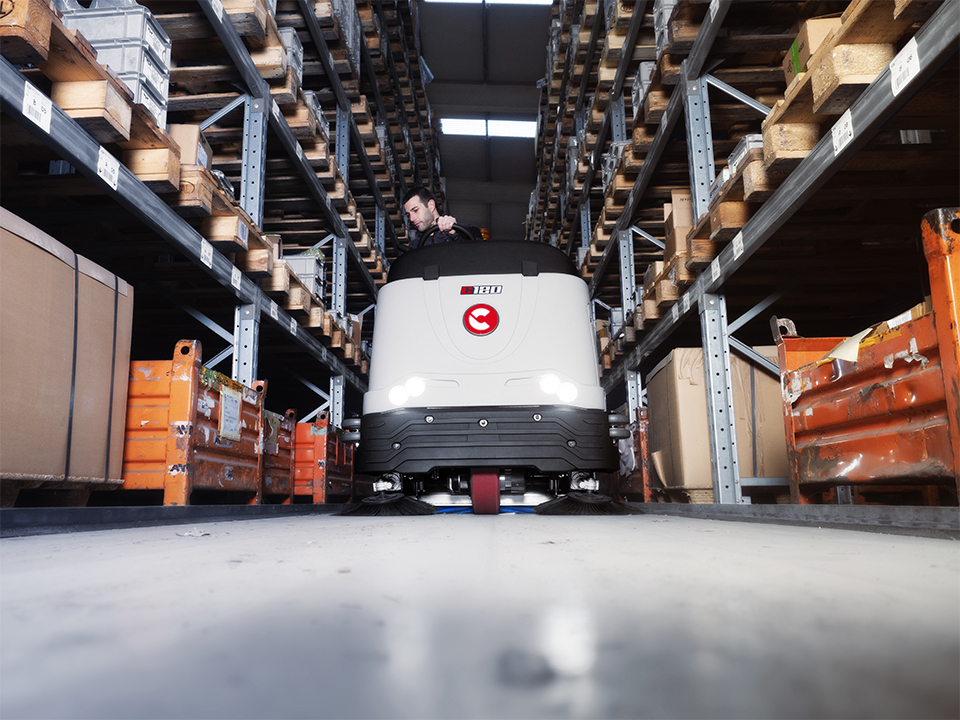 lavasciuga pavimenti Comac C120 per la pulizia di un pavimento in cemento