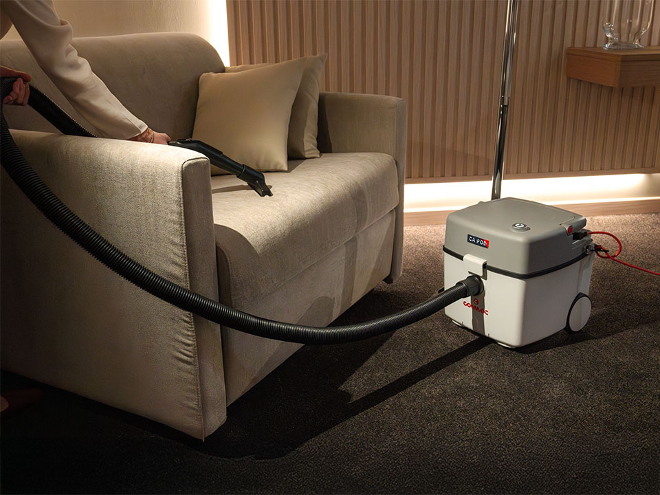 Aspirapolvere Comac CA POD per la pulizia di un divano letto nella camera d'hotel