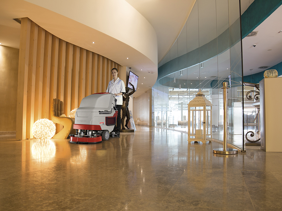 Lavasciuga pavimenti uomo a terra Comac Versa per la pulizia della hall di hotel