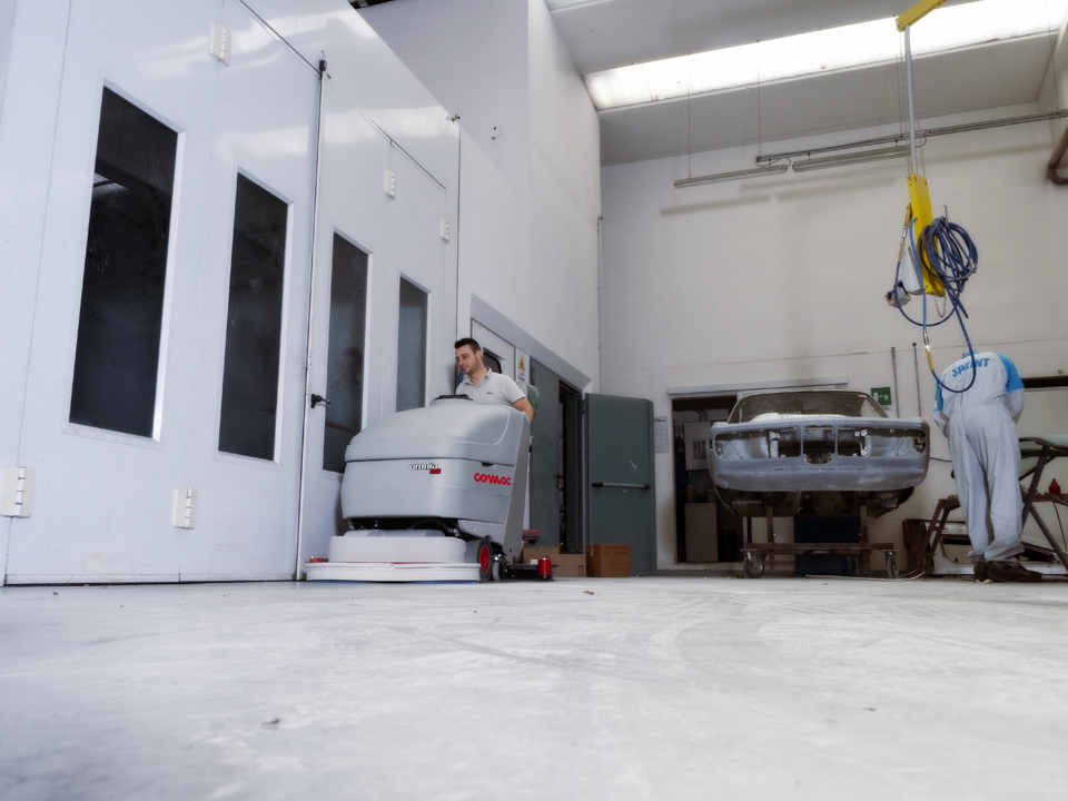 Lavapavimenti Omnia per la pulizia del pavimento in cemento industriale