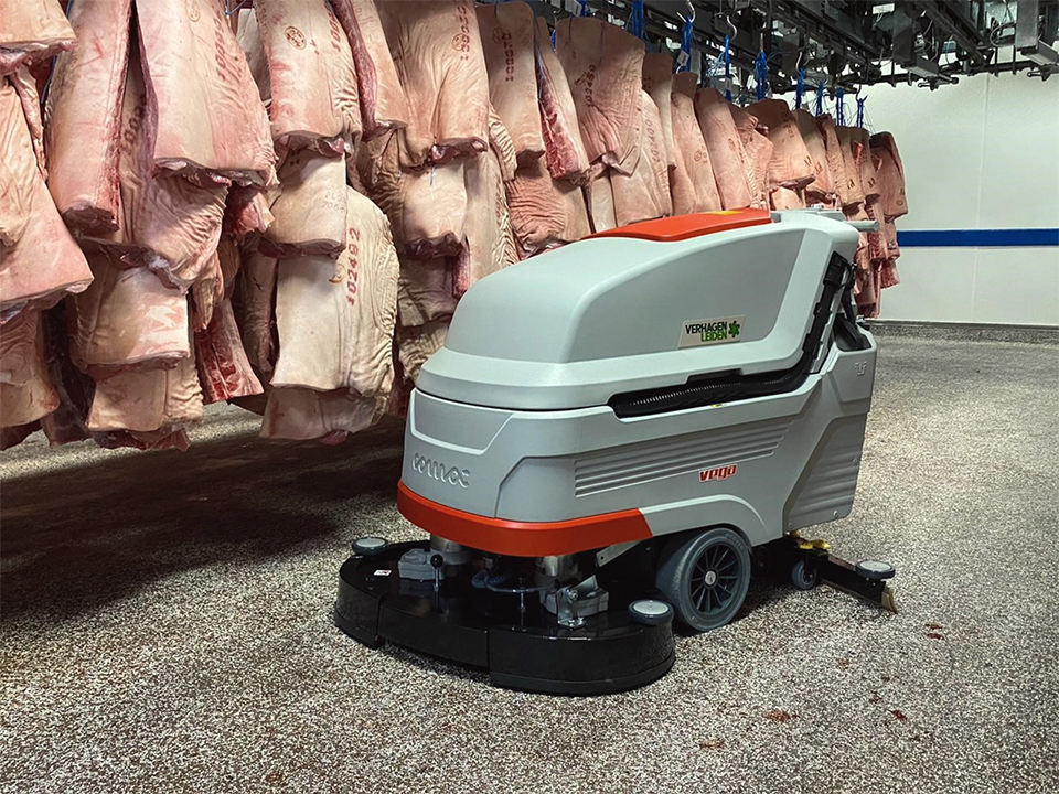 Lavasciuga pavimenti Comac Vega per la pulizia di un'industria alimentare