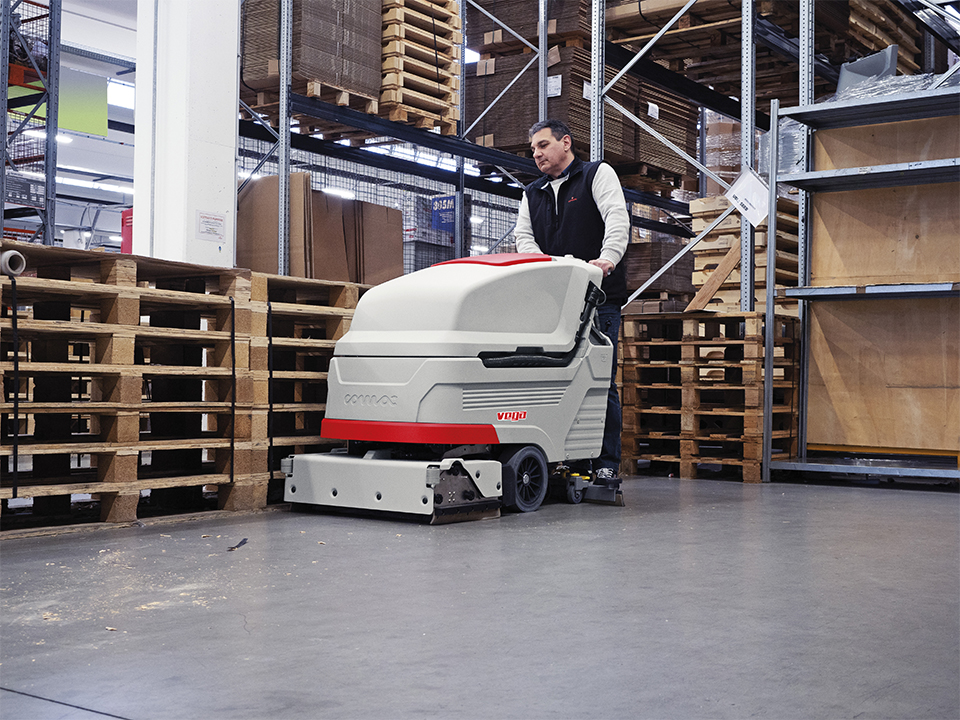 Lavasciuga pavimenti industriale Comac Vega per la pulizia e la sicurezza di un magazzino