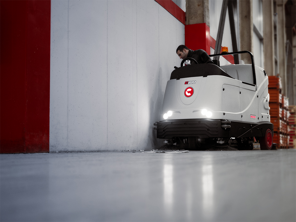 Lavasciuga pavimenti Comac C120 con luci LED che aumentano la visibilità e la sicurezza