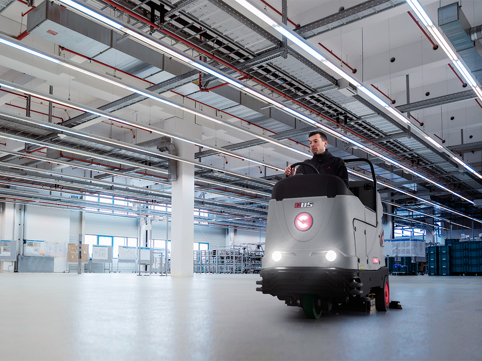 Pulizia di un'industria alimentare con la lavasciuga pavimenti Comac C85