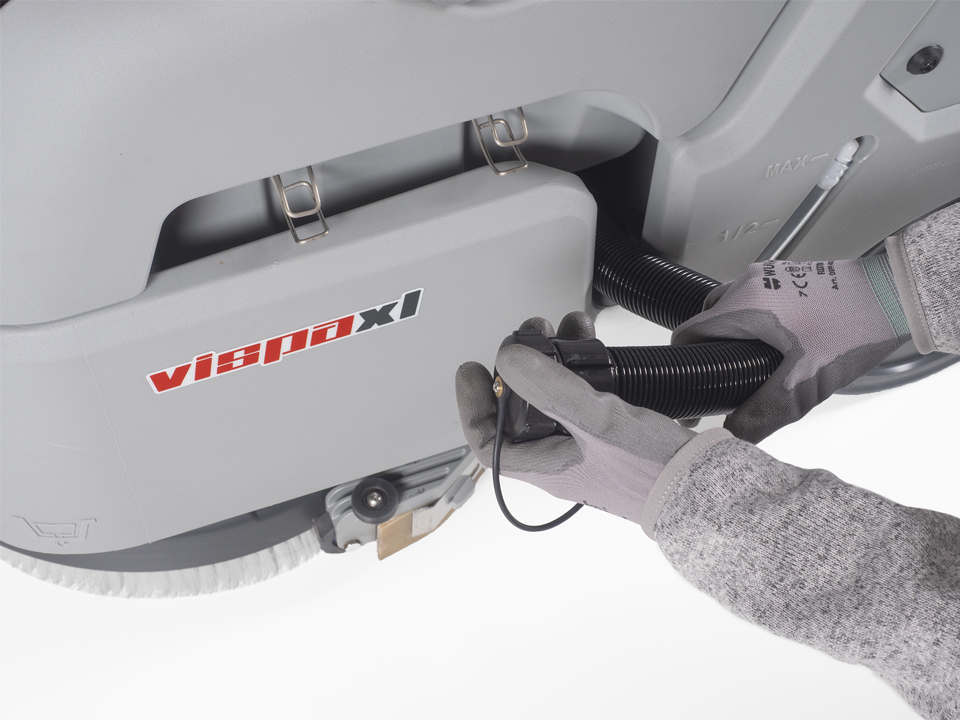 Pulizia e svuotamento serbatoio lavasciuga pavimenti Vispa XL