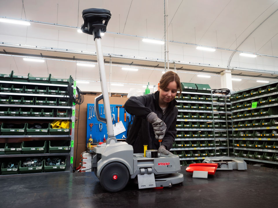 Manutenzione preventiva sulla lavasciuga pavimenti Vispa XS