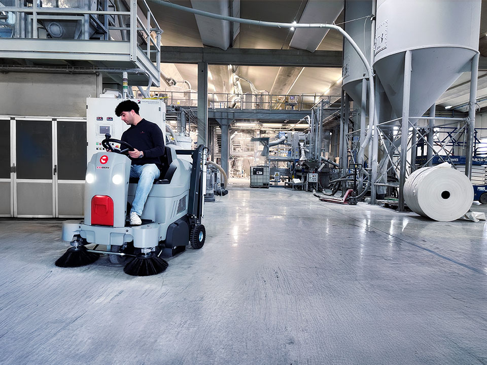 Ottimizzare i costi di pulizia in azienda con la spazzatrice professionale CS800 di Comac
