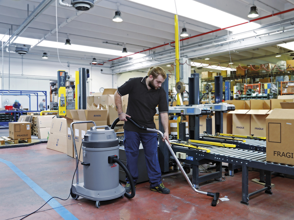 Aspiraliquidi Comac CA P58.4 WD 2 per la pulizia di un reparto produttivo