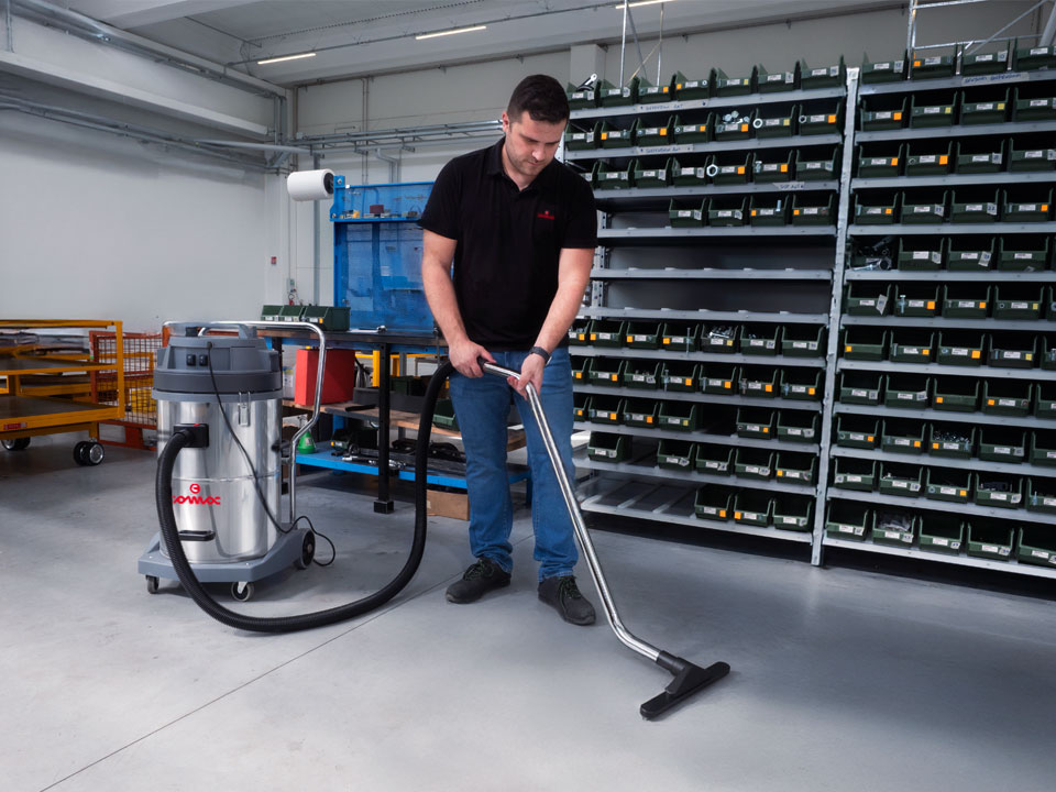 pulizia di un'officina con aspiraliquidi Comac CA A58.2 WDB