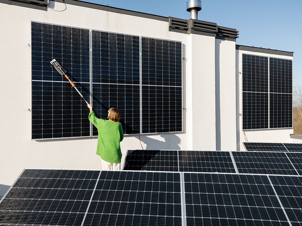 Pulizia manuale dei pannelli fotovoltaici