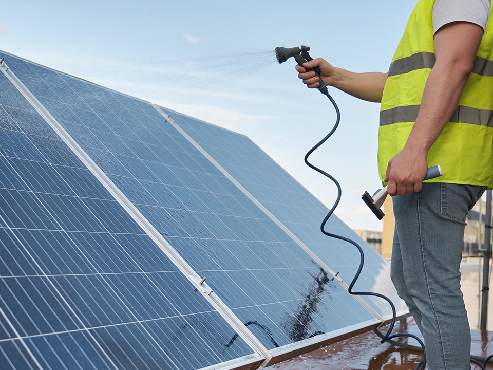 Pulire i pannelli con idropulitrice e getto a bassa pressione