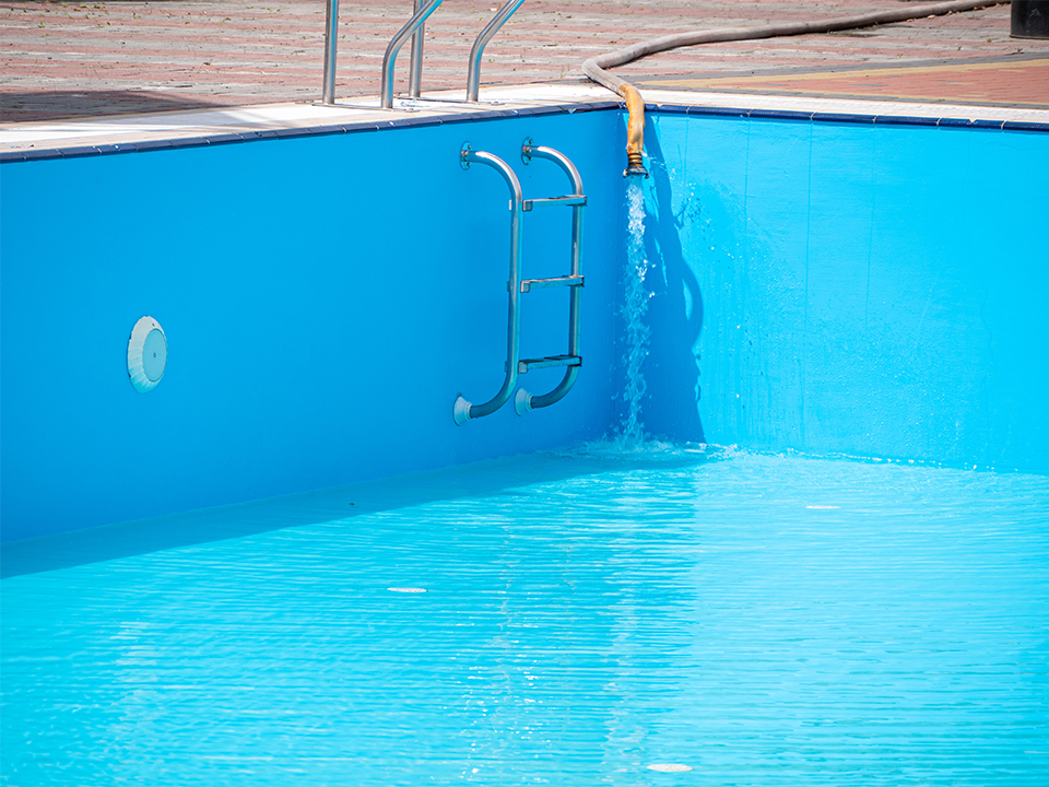 Riempimento piscina per la pulizia al termine della stagione invernale