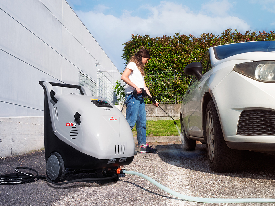 Lavaggio dell'auto con l'idropulitrice CI H5 di Comac