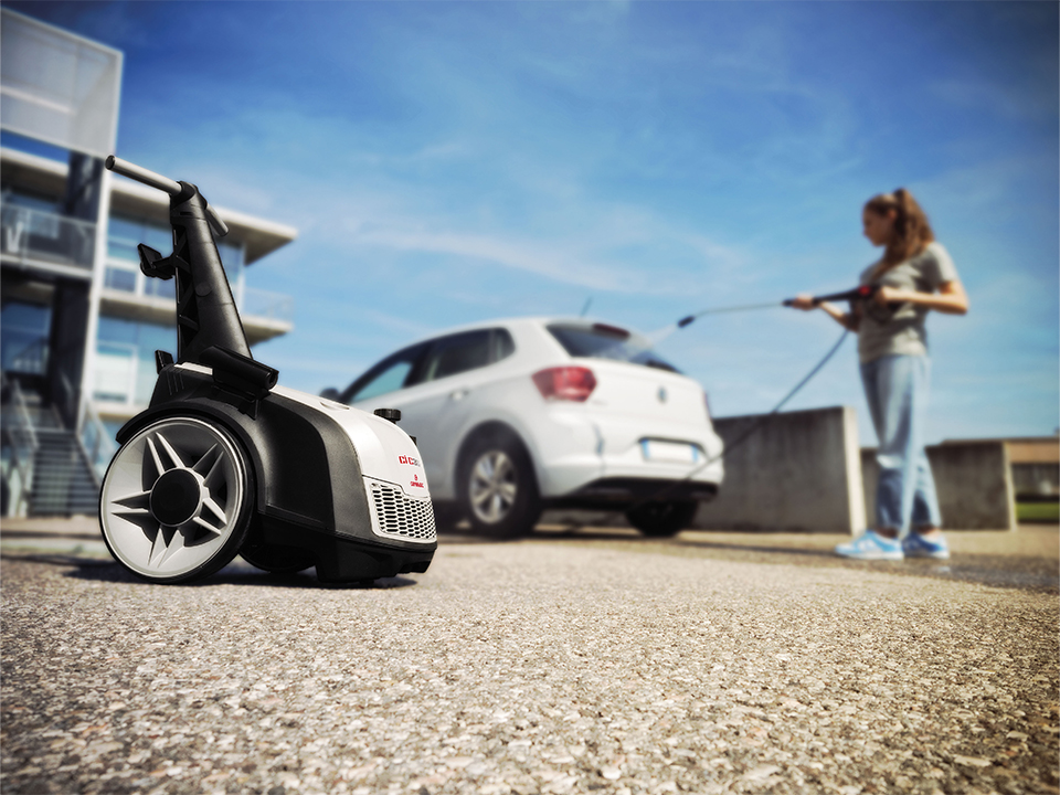Lavare l'auto esternamente con l'idropulitrcie Comac CI C30