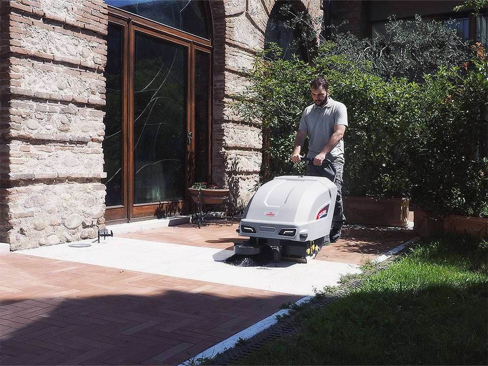 Comac CS500 spazzatrice uomo a terra per aree esterne di hotel e strutture ricettive