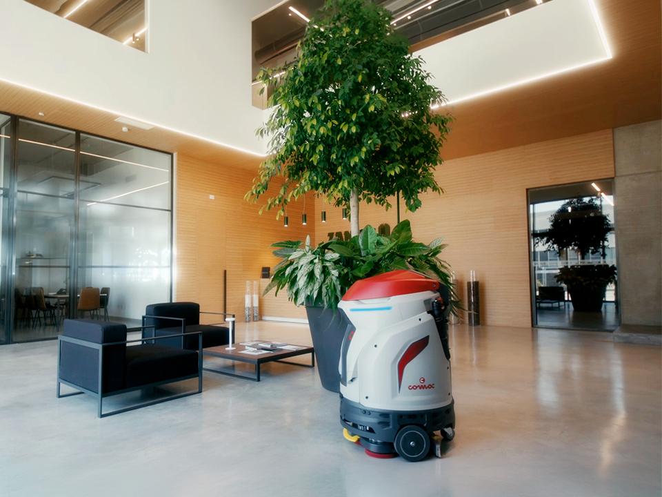 Comac SELF.Y cobot lavapavimenti per la pulizia della hall di un hotel