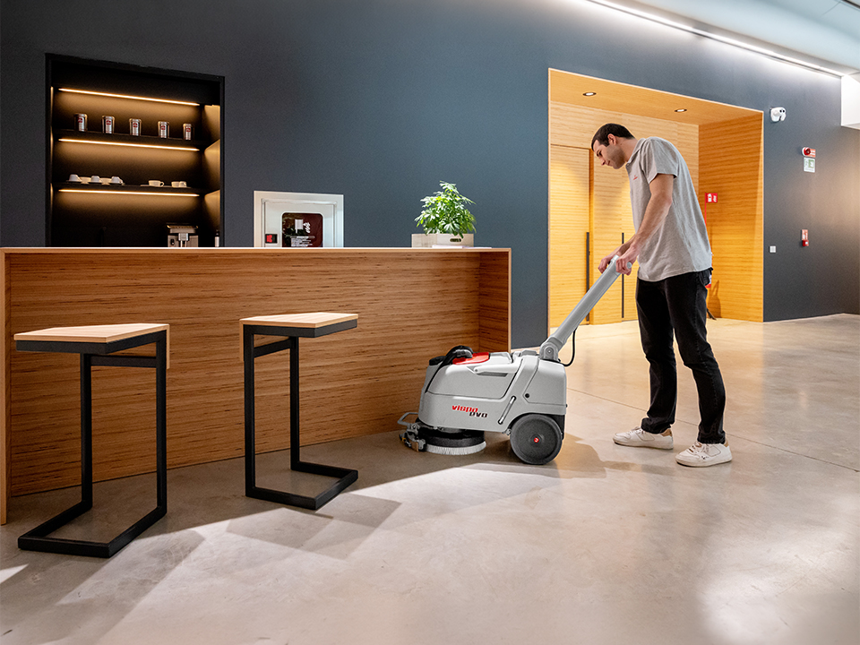 Comac Vispa EVO lavasciuga compatta per la pulizia delle aree comuni degli hotel