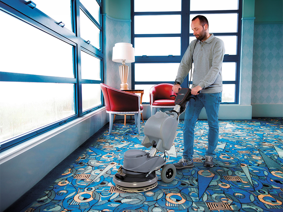 Monospazzola Comac CM 43 F Orbital per la pulizia e il trattamento dei pavimenti dell'hotel